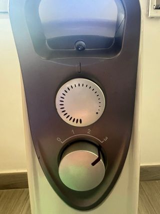 Radiador eléctrico blanco y gris