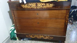 Cómoda antigua de madera con detalles dorados