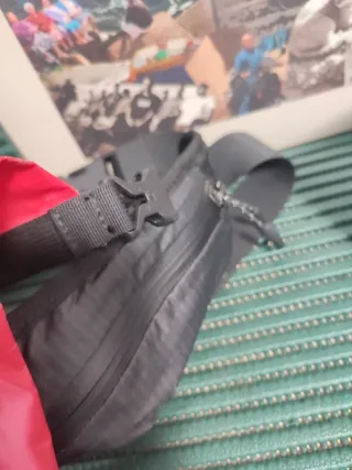 Riñonera The North Face impermeable roja