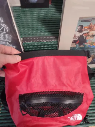 Riñonera The North Face impermeable roja