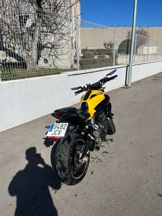 Yamaha MT-07 Naked Negra y Amarilla
