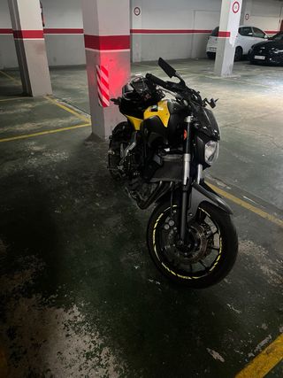 Yamaha MT-07 Naked Negra y Amarilla
