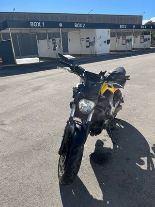 Yamaha MT-07 Naked Negra y Amarilla
