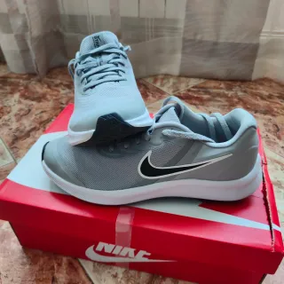 Zapatillas Nike Grises y Blancas