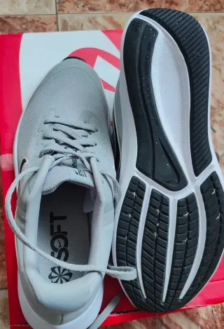 Zapatillas Nike Grises y Blancas