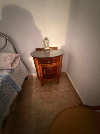 Habitación antigua con cama de metal