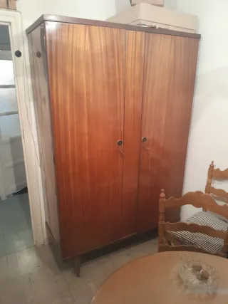 Armario de madera marrón