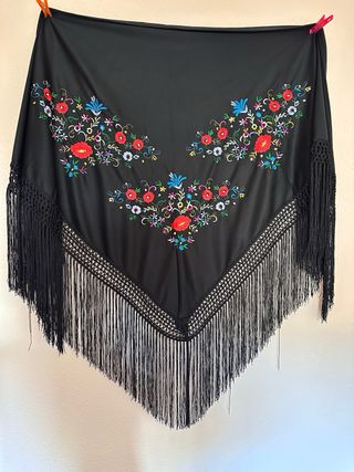 Mantón de Manila bordado negro y multicolor