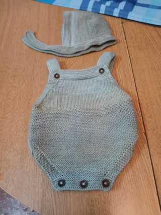Conjunto bebé tejido: gorro y ranita