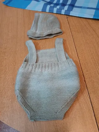 Conjunto bebé tejido: gorro y ranita