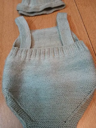 Conjunto bebé tejido: gorro y ranita