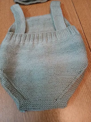 Conjunto bebé tejido: gorro y ranita