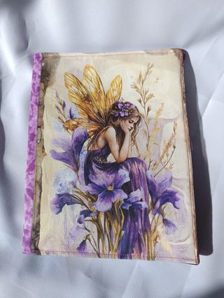 Funda de libro con hada y flores moradas
