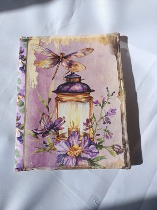Funda de libro con hada y flores moradas