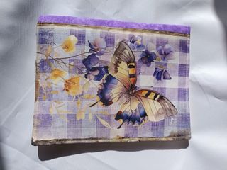 Funda de libro con hada y flores moradas