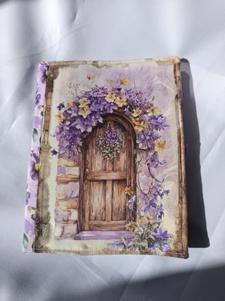 Funda de libro con hada y flores moradas