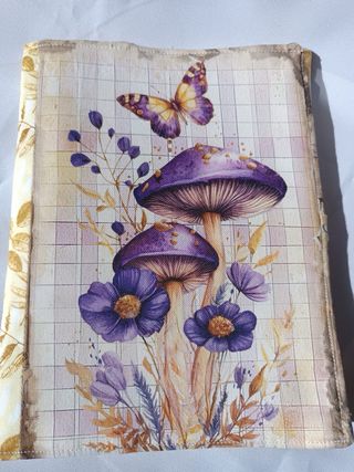 Funda de libro con hada y flores moradas