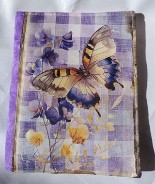 Funda de libro con hada y flores moradas