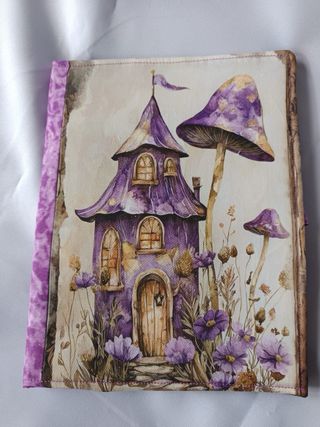 Funda de libro con hada y flores moradas