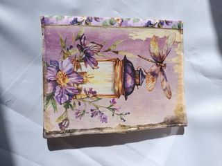 Funda de libro con hada y flores moradas