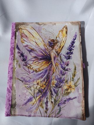 Funda de libro con hada y flores moradas