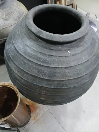 Tinaja antigua negra grande