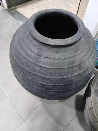 Tinaja antigua negra grande