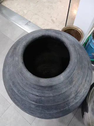 Tinaja antigua negra grande