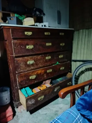 Cómoda de caoba con tiradores dorados