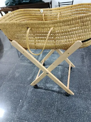 Moisés de ratán con soporte