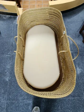 Moisés de ratán con soporte