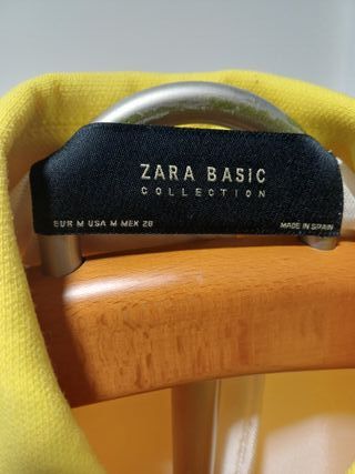 Abrigo amarillo con pañuelo estampado