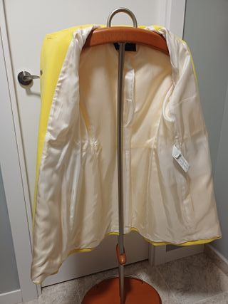 Abrigo amarillo con pañuelo estampado