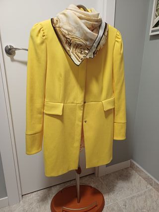 Abrigo amarillo con pañuelo estampado