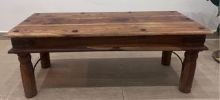 Mesa de centro rústica de madera maciza