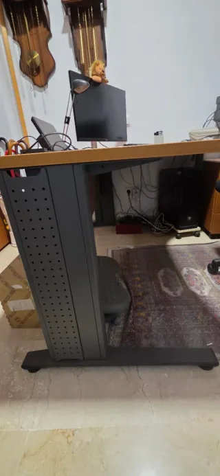 Mesa de oficina madera 1.60x1.20m, patas hierro