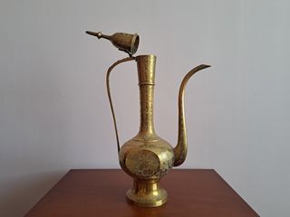 Tetera antigua de latón grabada