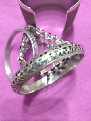 Conjunto de pulseras plateadas y negras