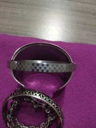 Conjunto de pulseras plateadas y negras