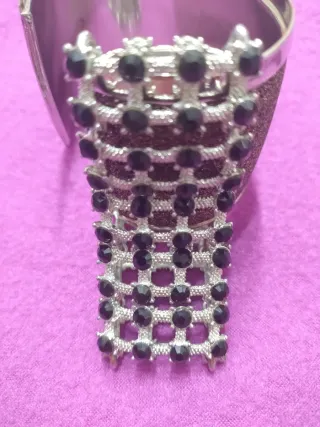 Conjunto de pulseras plateadas y negras