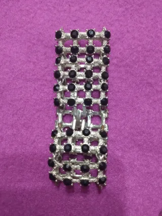 Conjunto de pulseras plateadas y negras