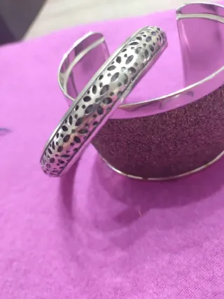 Conjunto de pulseras plateadas y negras