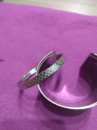 Conjunto de pulseras plateadas y negras