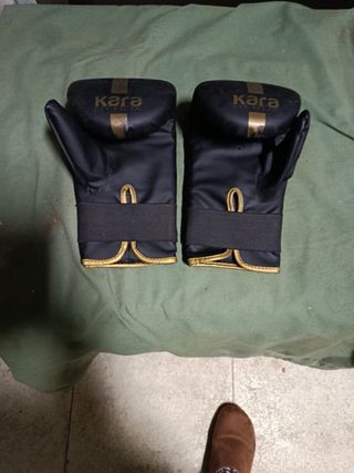 Guantes de boxeo RDX negros y dorados