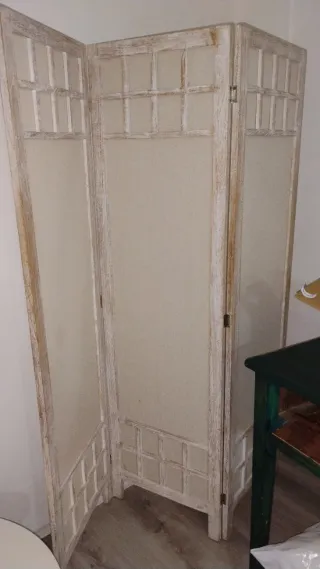 Biombo separador de ambientes. Madera y lino.