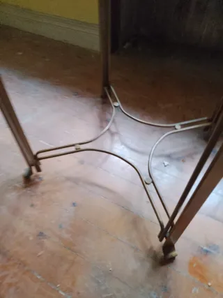 Mesa redonda de metal con tapa de cristal