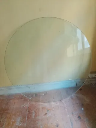 Mesa redonda de metal con tapa de cristal