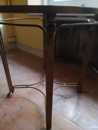 Mesa redonda de metal con tapa de cristal