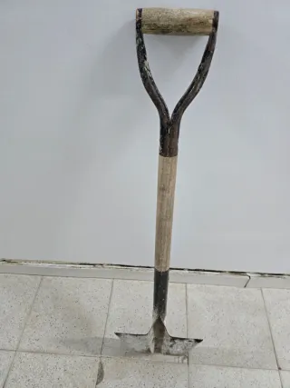 Pala de mano con mango de madera