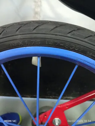 Bicicleta infantil roja con ruedines